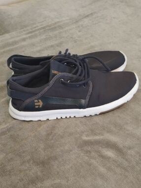 Men's Size 10 Etnies Navy Blue And White Scout Shoes With Golden Logo